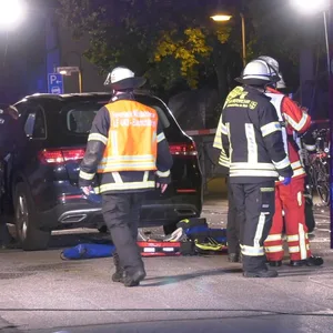 Ein 49 Jahre alter Mann ist mit seinem Wagen in eine auf der Straße stehende Gruppe Feiernder gefahren.