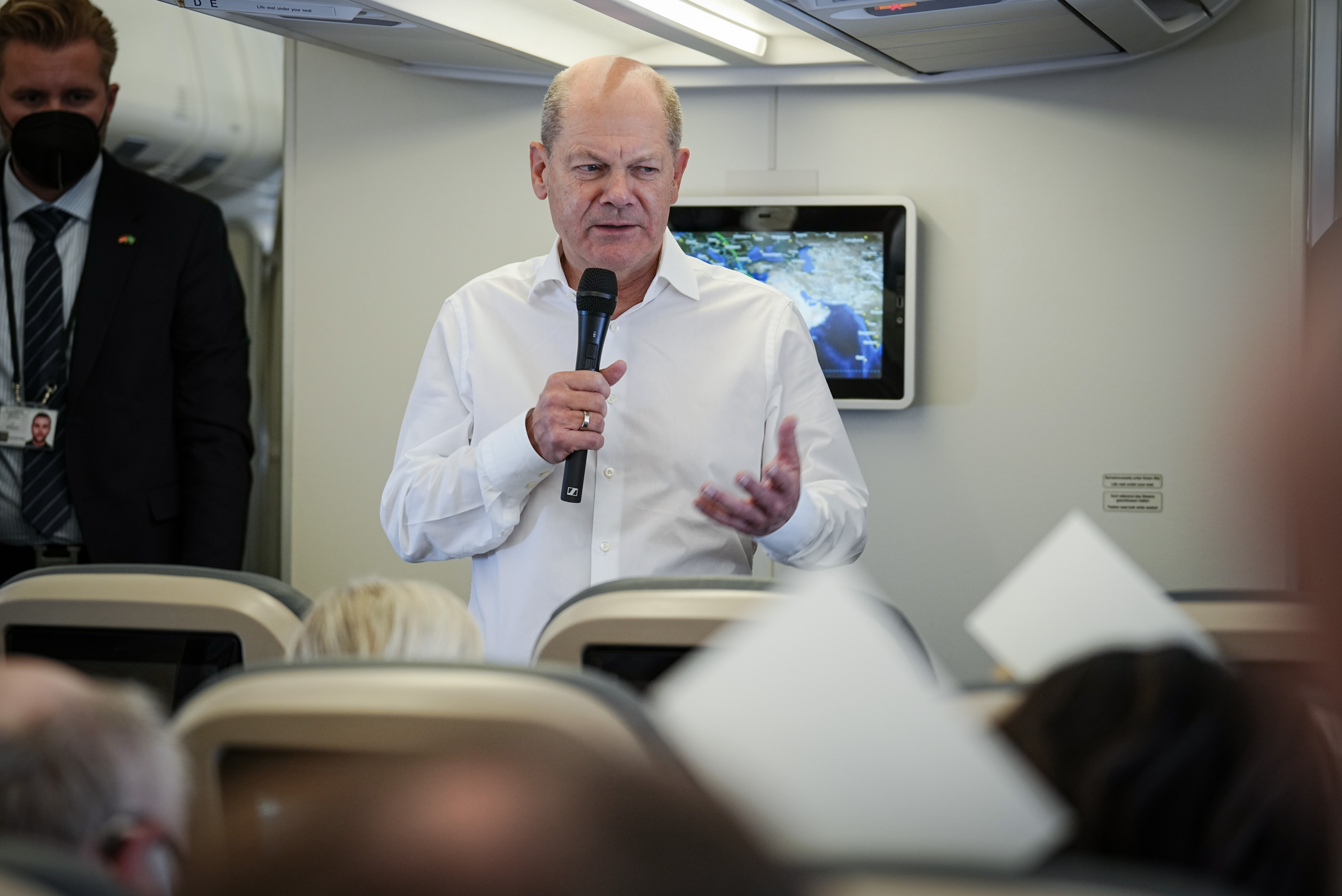 Olaf Scholz (SPD) spricht auf dem Flug nach Saudi-Arabien mit den mitreisenden Journalisten.