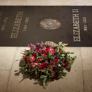 Dieses vom Buckingham Palast herausgegebene Foto zeigt die Grabplatte von Königin Elizabeth II. von Blumenkränzen umgeben in der kleinen König-George-VI.-Gedenkkapelle auf dem Gelände von Schloss Windsor.