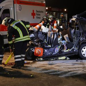 Polizei, Feuerwehr und Rettungskräfte arbeiten an der Unfallstelle auf der Bundesstraße 51 im Landkreis Osnabrück.