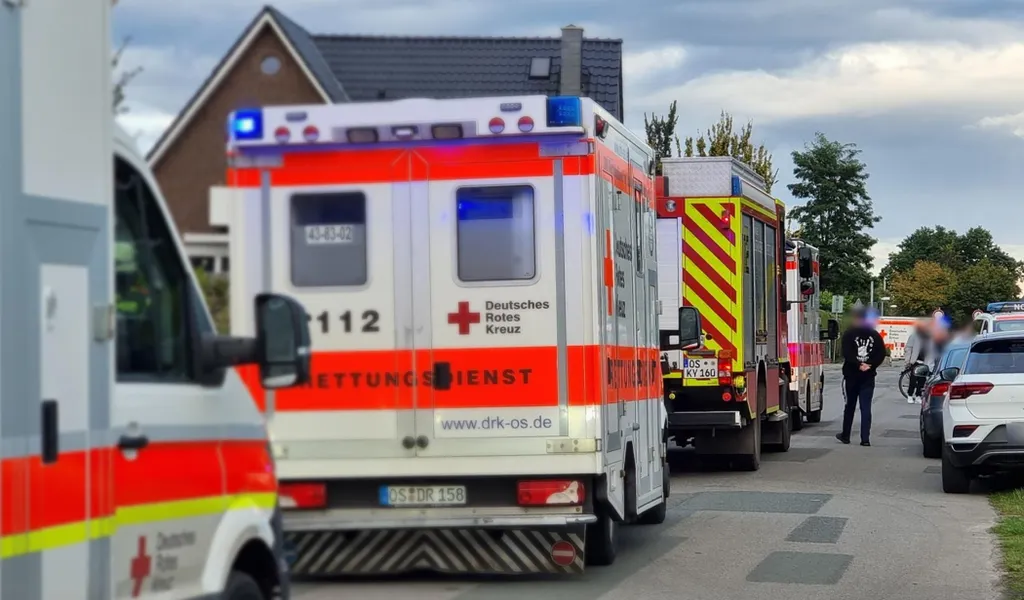 Rettungskräfte vom Deutschen Roten Kreuz und der Feuerwehr sind bei einem Einfamilienhaus im Einsatz.