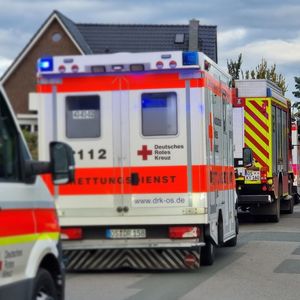 Rettungskräfte vom Deutschen Roten Kreuz und der Feuerwehr sind bei einem Einfamilienhaus im Einsatz.