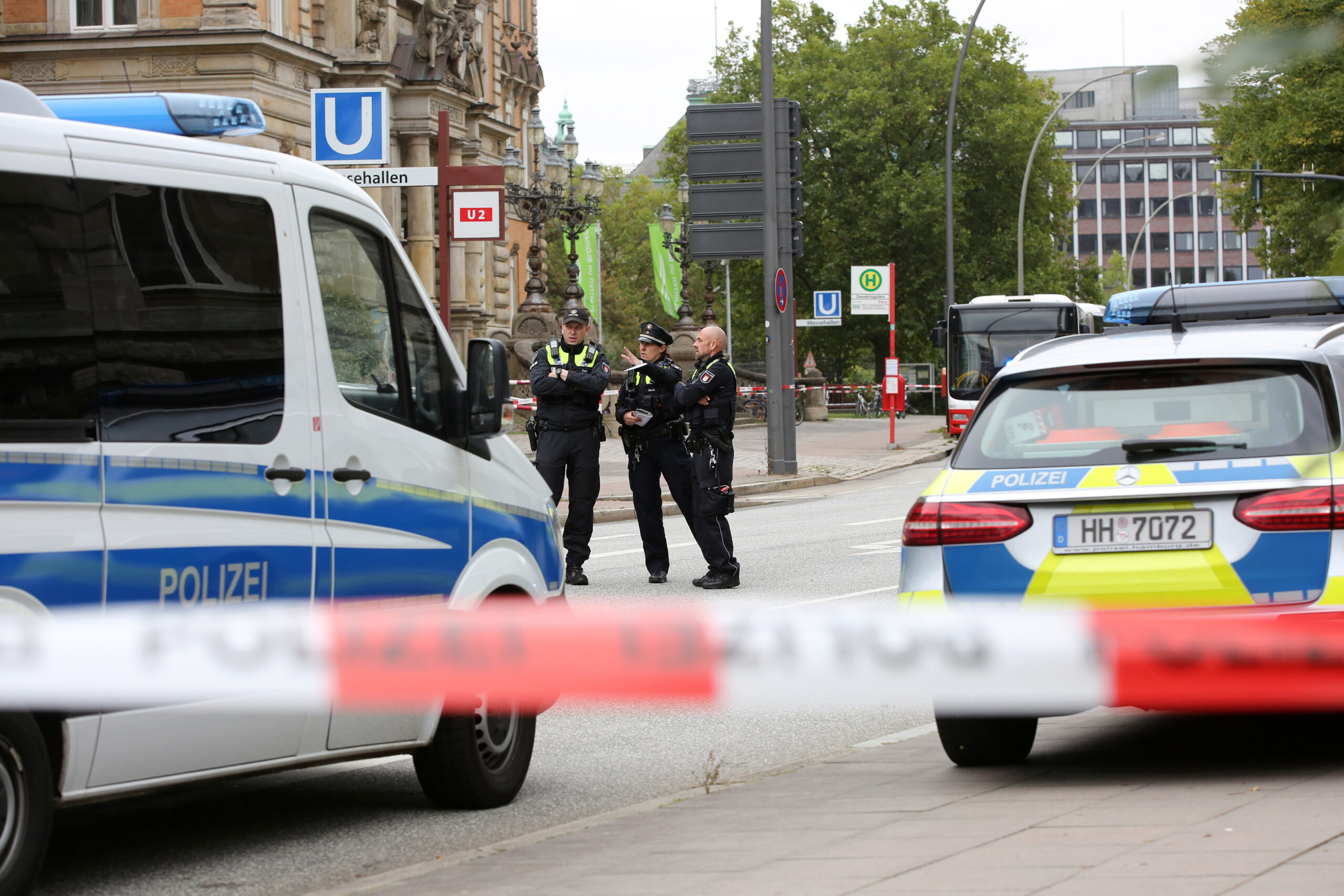 Polizisten sperren den Bereich am Strafjustizgebäude in Hamburg.