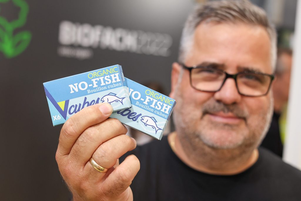 Pascal Depuydt, Geschäftsführer des belgischen Unternehmens Veggiebel, hält auf der Messe Biofach an seinem Stand Vegane Bio-Brühwürfel mit Fisch-Geschmack in der Hand.