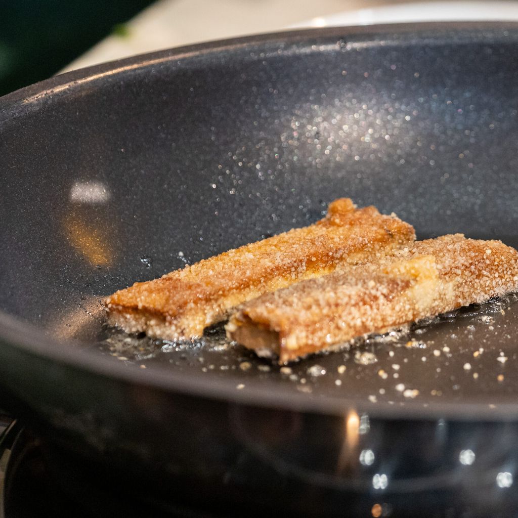Panierte Fischstäbchen ohne Fisch, welche aus Tofu mit Algenblatt-Mantel bestehen, liegen auf der Messe Biofach während einer Koch-Show zu veganem Fischersatz in einer Pfanne.