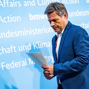 Habeck kommt zum Pressestatement zum Weiterbetrieb der Atomkraftwerke