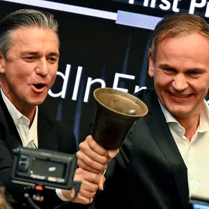 Oliver Blume (rechts), Vorstandsvorsitzender der Volkswagen AG und der Porsche AG, und Lutz Meschke, stellvertretender Vorstandsvorsitzender und Vorstandsmitglied Finanzen und IT, schwingen beim Börsengang der Porsche AG an der Frankfurter Börse die Börsenglocke.