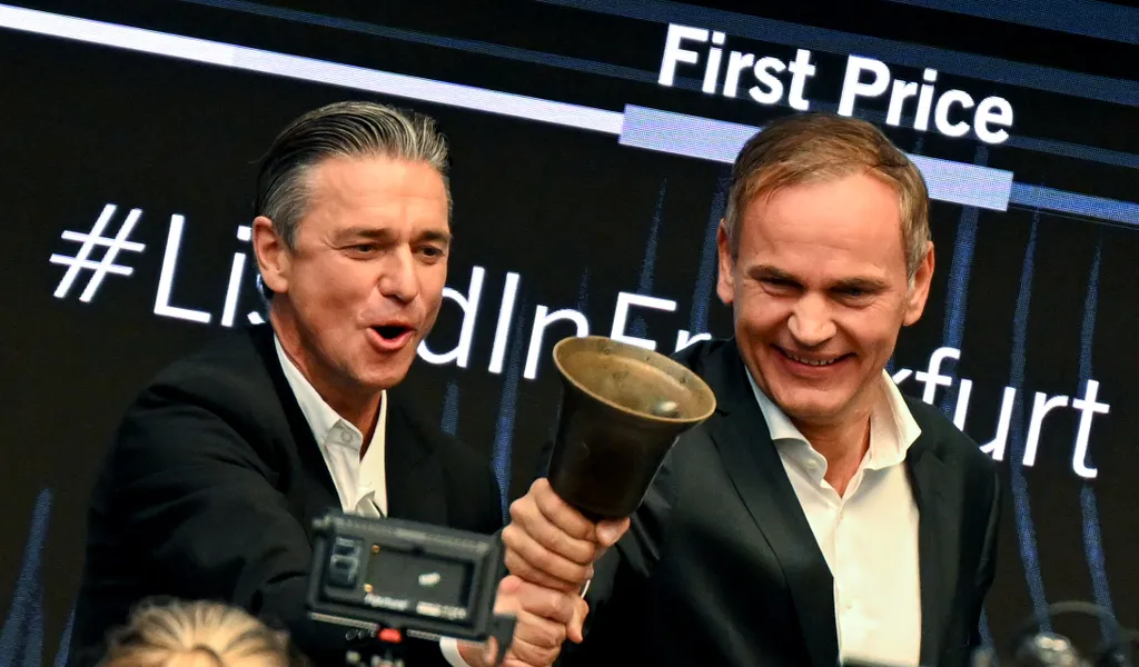 Oliver Blume (rechts), Vorstandsvorsitzender der Volkswagen AG und der Porsche AG, und Lutz Meschke, stellvertretender Vorstandsvorsitzender und Vorstandsmitglied Finanzen und IT, schwingen beim Börsengang der Porsche AG an der Frankfurter Börse die Börsenglocke.