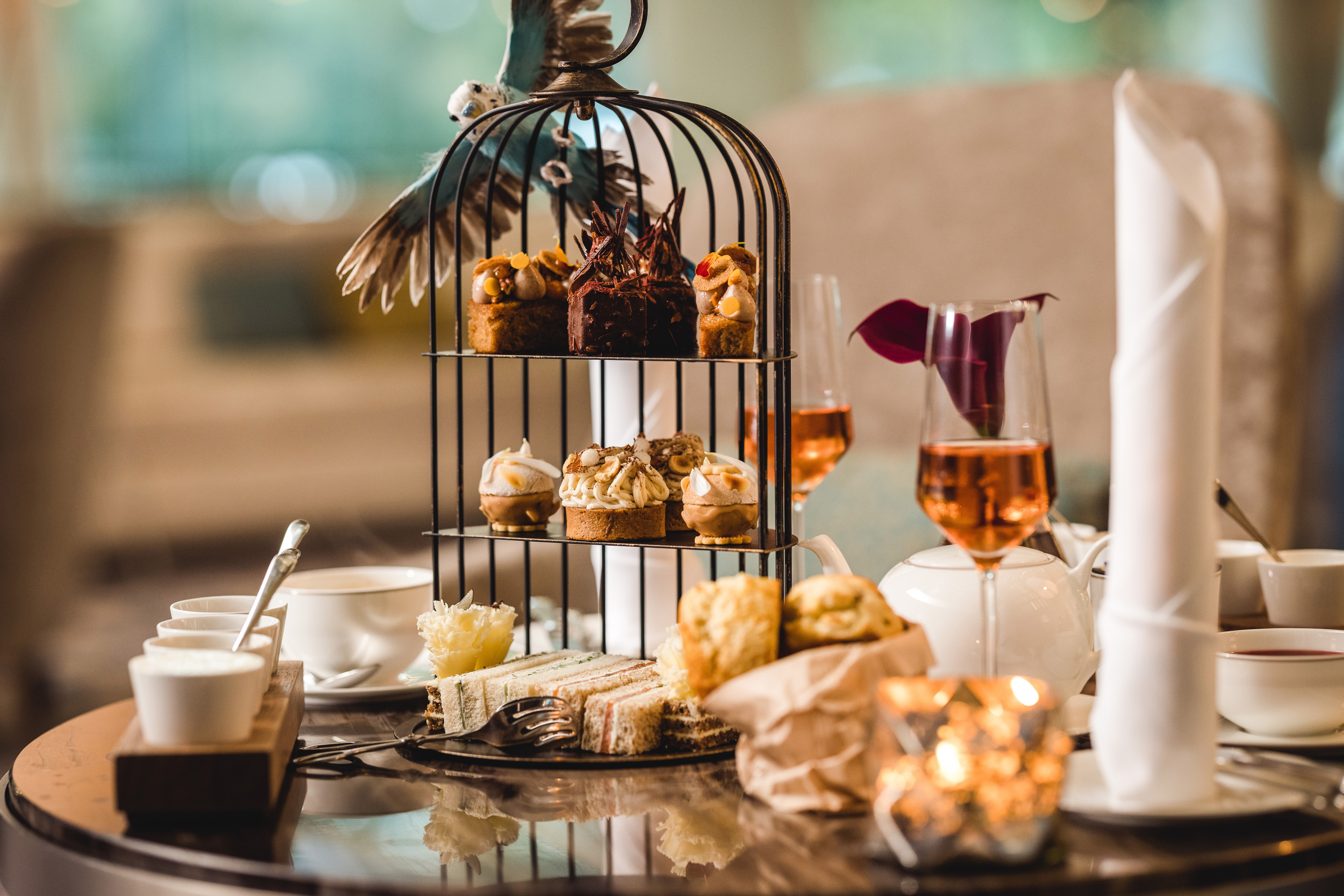 Der Afternoon Tea wird im Hamburger Hotel „The Fontenay“ mit liebevollen Details in Szene gesetzt.