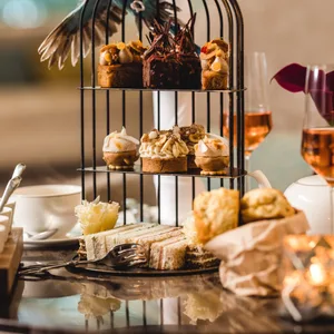 Der Afternoon Tea wird im Hamburger Hotel „The Fontenay“ mit liebevollen Details in Szene gesetzt.