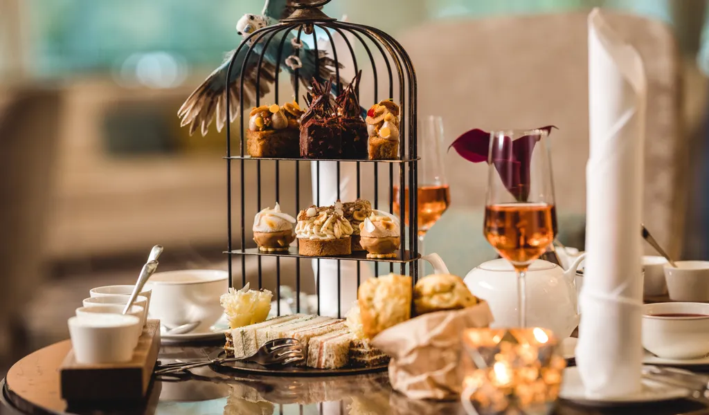 Der Afternoon Tea wird im Hamburger Hotel „The Fontenay“ mit liebevollen Details in Szene gesetzt.