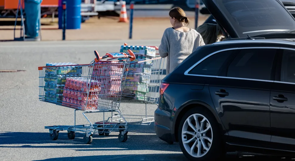 Skandinavische Touristen laden Alkoholika, die sie im Bordershop der Fährreederei Scandlines erworben haben, vor der Überfahrt mit der Fähre ins Auto.