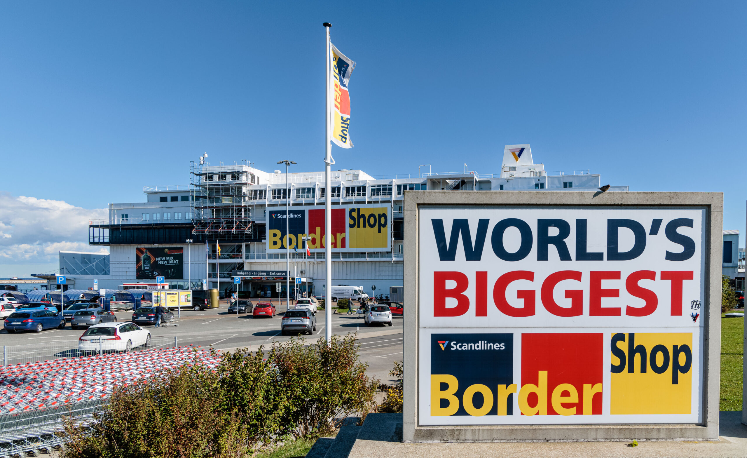 Der Schriftzug „Bordershop“ ist vor und an dem schwimmenden Einkaufszentrum der Scandlines Fährreederei zu sehen.