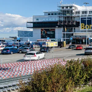 Der Schriftzug „Bordershop“ ist vor und an dem schwimmenden Einkaufszentrum der Scandlines Fährreederei zu sehen.