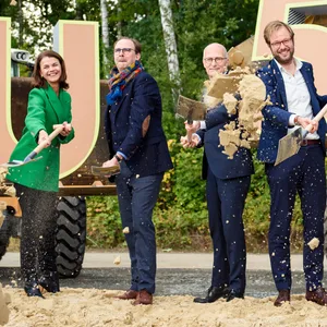 Links nach Rechts: Jens-Günter Lang aus dem Hochbahn Vorstand Ressort Technik , Petra Welge, Geschäftsführung Hochbahn U5 Projekt GmbH, Hochbahn-Chef Henrik Falk, Bürgermeister Peter Tschentscher (SPD), Verkehrssenator Anjes Tjarks (Grüne) und Klaus Uphoff, Technischer Geschäftsführer Hochbahn U5 Projekt GmbH, eröffnen den Baubeginn der neuen U5.