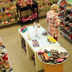Eine Frau steht in einem Schuhladen
