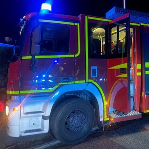 Hilfeleistungslöschfahrzeug der Freiwilligen Feuerwehr im Brandeinsatz.