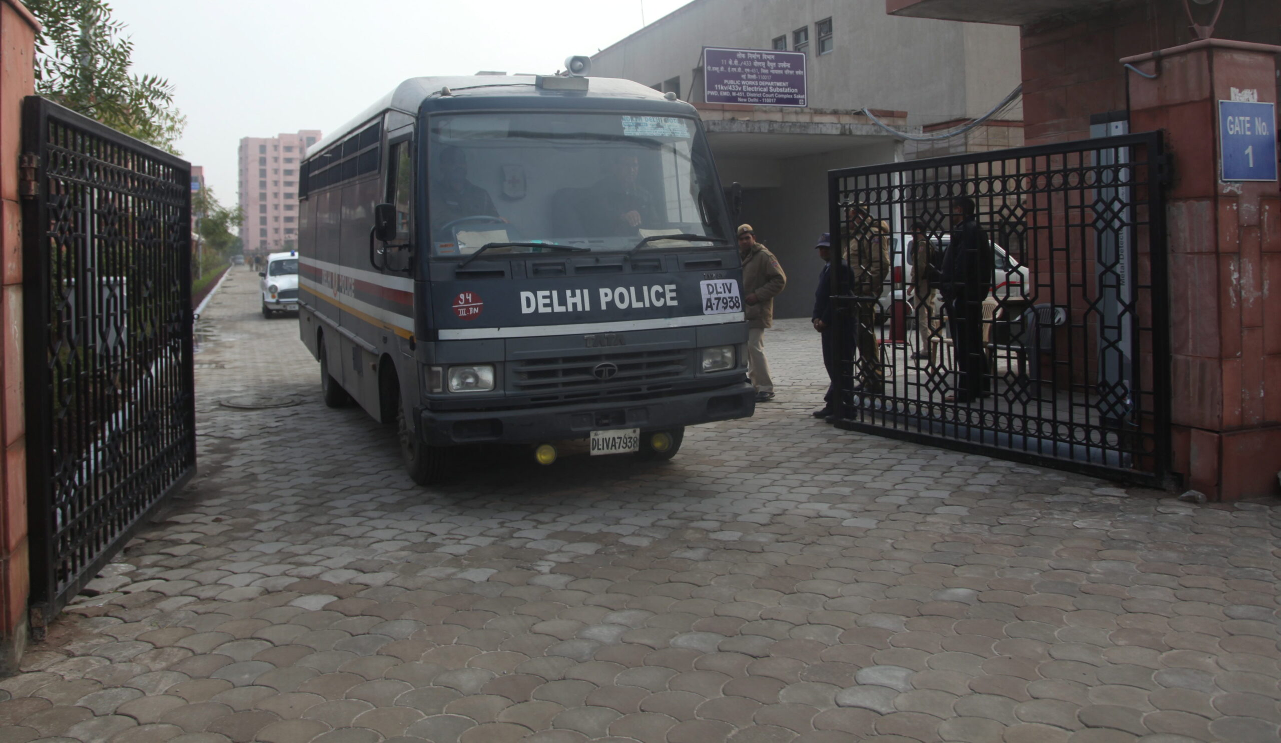 Polizeiwagen fährt auf das Gelände des Gerichts in Neu-Delhi.