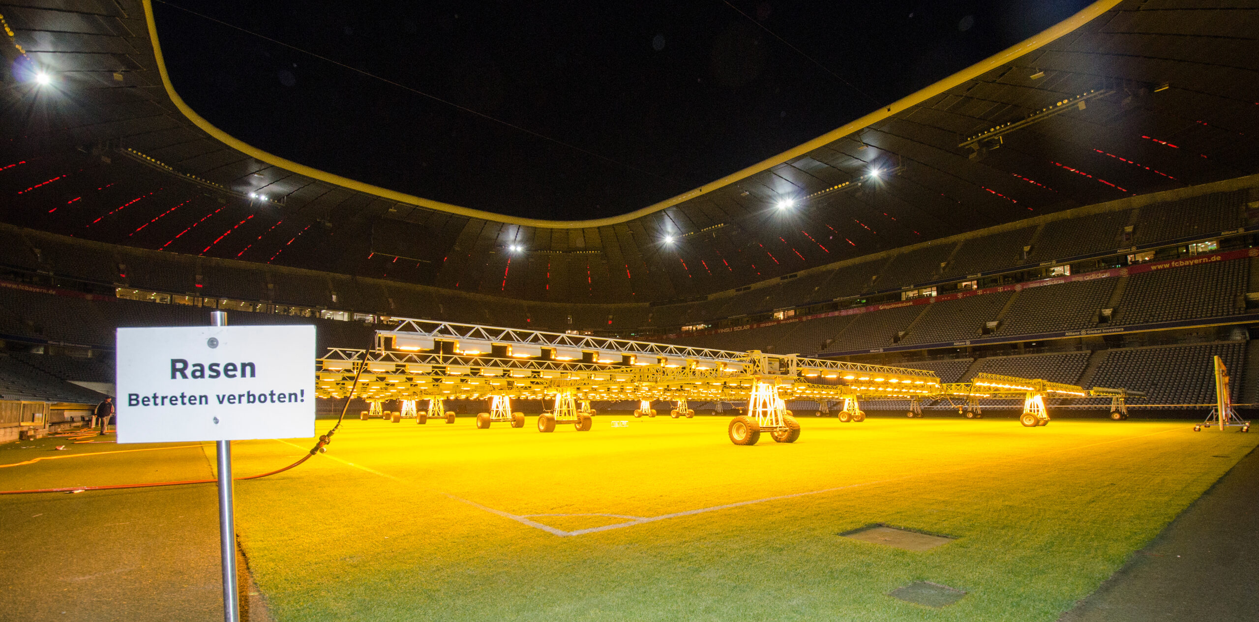 Mehrere Heizkörper der Rasenheizung sind am 19.10.2013 in der Allianz Arena in München (Bayern) während der Nacht zu sehen.