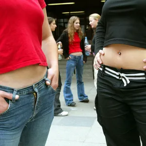 Um bauchfreie Kleidung gibt es an einer Schule in Niedersachsen nun Ärger. (Symbolfoto: Schülerinnen tragen bauchfreie Tops)