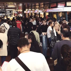 Die Schlange vor der HVV-Servicestelle reichte bis auf den Hachmannplatz.