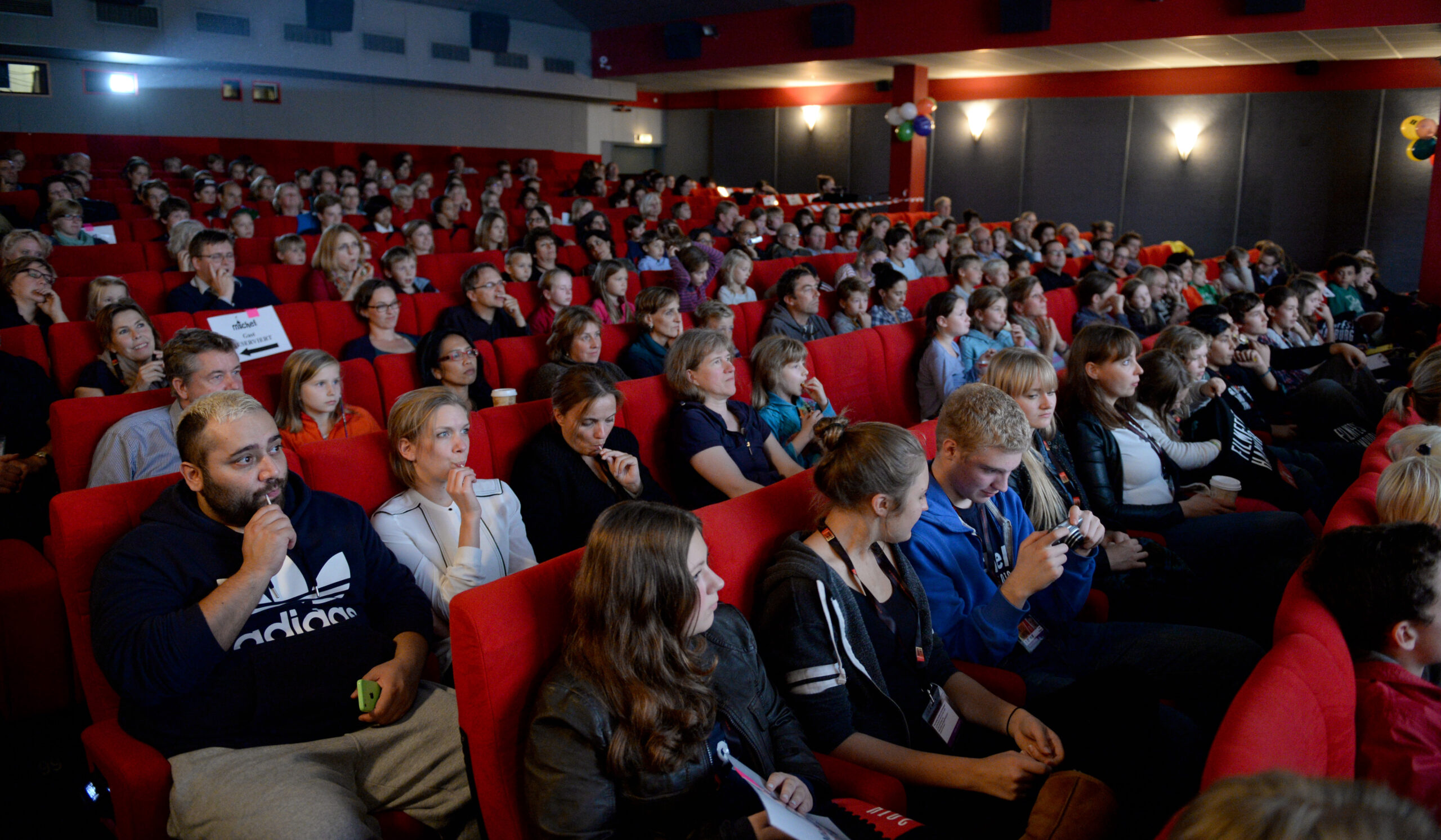 Zahlreiche Zuschauer sitzen im Kinosaal im Abaton. (Archivfoto)