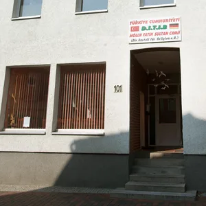 Brandstiftung in Moschee im Norden – Poliei sucht Zeugen