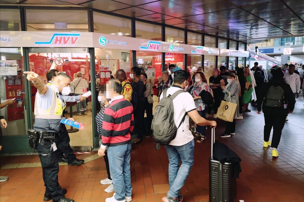 Menschen warten vor dem Eingang der HVV-Servicestelle.