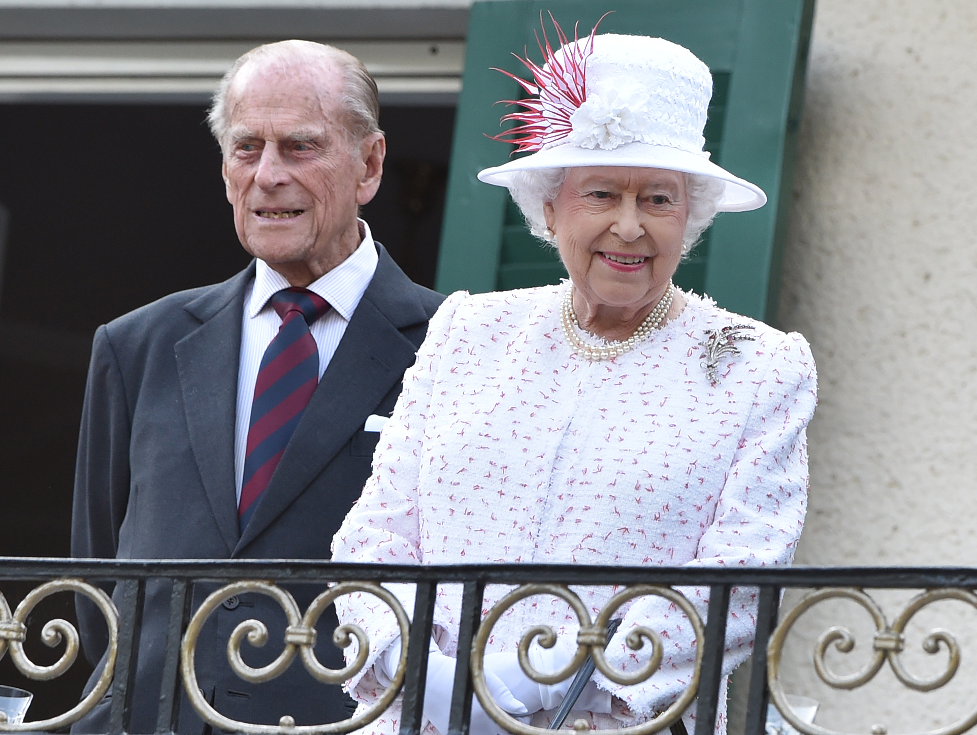 Königin Elizabeth II. und Prinz Philip stehen am 25.06.2015 in Berlin auf dem Balkon der Residenz des britischen Botschafters bei der "Queens Birthday Party"