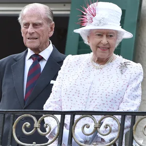 Königin Elizabeth II. und Prinz Philip stehen am 25.06.2015 in Berlin auf dem Balkon der Residenz des britischen Botschafters bei der "Queens Birthday Party"