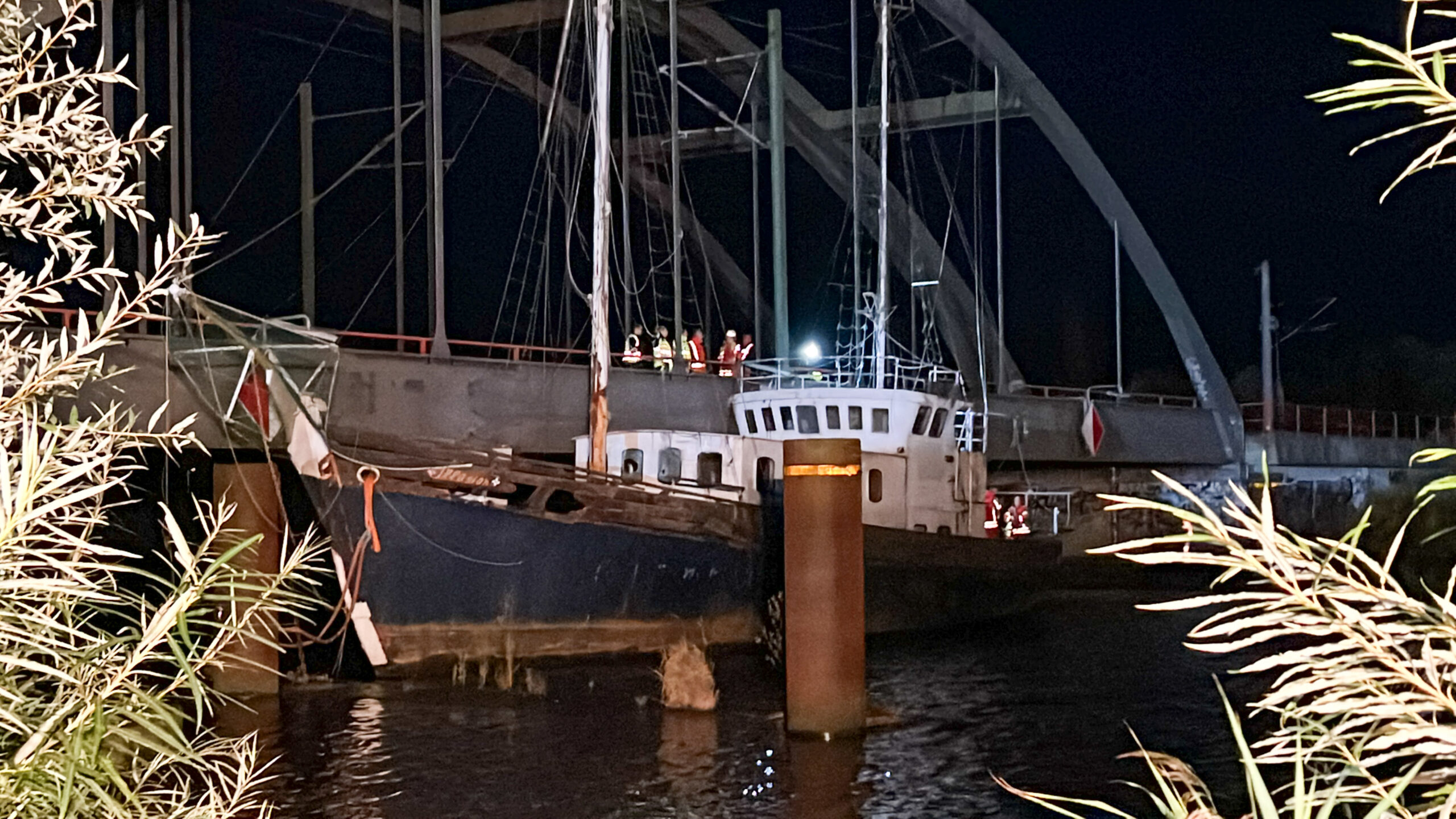 Schiff rammt Bahnbrücke – Zugverkehr nach Sylt gesperrt