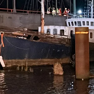 Schiff rammt Bahnbrücke – Zugverkehr nach Sylt gesperrt
