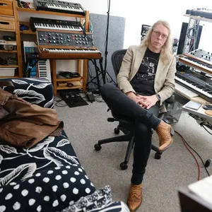 Chris Haertel (49) in einem provisorischen Musik-Studio.