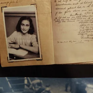 Anne Franks Tagebuch wurde vor 75 Jahren erstmals veröffentlicht. Es ist Weltliteratur, das wichtigste schriftliche Zeugnis des Holocaust und wurde in 70 Sprachen übersetzt.