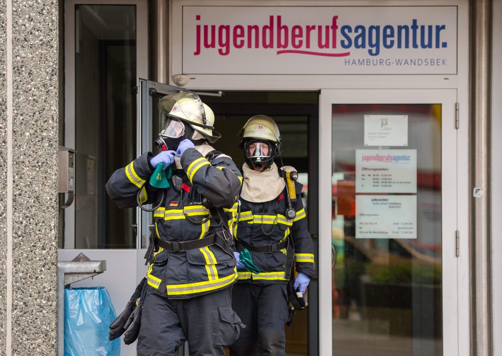 Jugendberufsagenturen begleiten junge Menschen in den Beruf – zum Beispiel als Feuerwehrmann. (Archivbild)