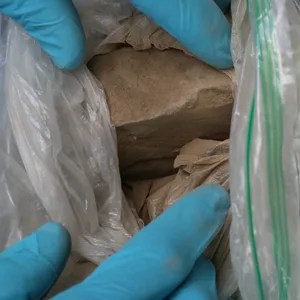 Ein Zöllner zeigt sichergestelltes Heroin.