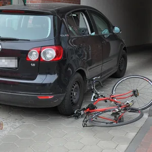 Der Autofahrer übersah beim Abbiegen den Radfahrer und es kam zum Unfall.