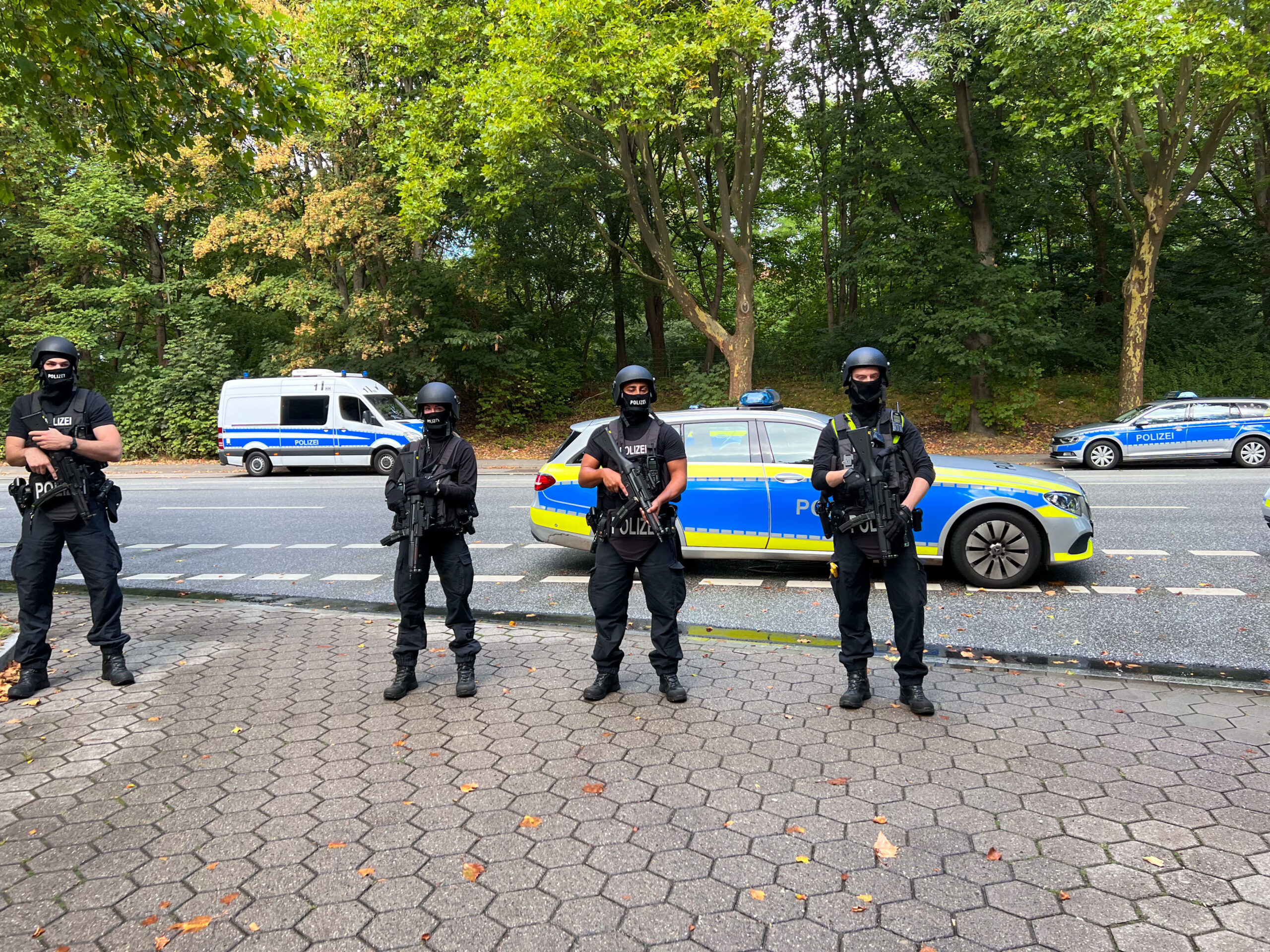 Alarm an Hamburger schule – schwer bewaffnete Polizisten im Einsatz