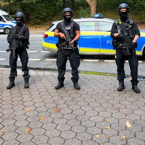 Alarm an Hamburger schule – schwer bewaffnete Polizisten im Einsatz