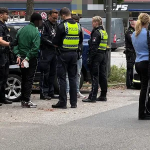 Nach Handy-Diebstahl in Hamburg – Polizisten nehemn Täter fest