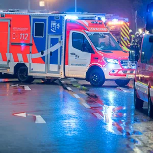 Einsatzkräfte arbeiten am Unfallort (Symbolbild).