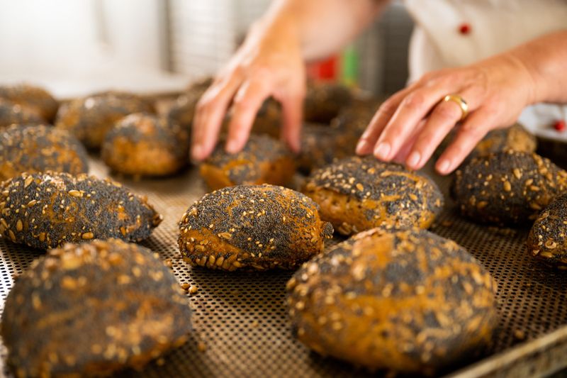 Jede Nacht wird in der Backstube in Blankenese frisch gebacken. Auch Promis kaufen hier die Brötchen, Brote und Kuchen.