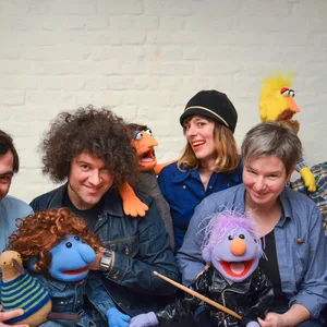 5 Künstler und Künstlerinnen mit Handpuppen