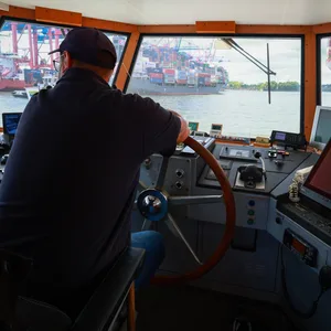 Die Barkasse "Hafen Hamburg" von Barkassen-Meyer fährt bei ihrer Hafenrundfahrt durch den Waltershofer Hafen.