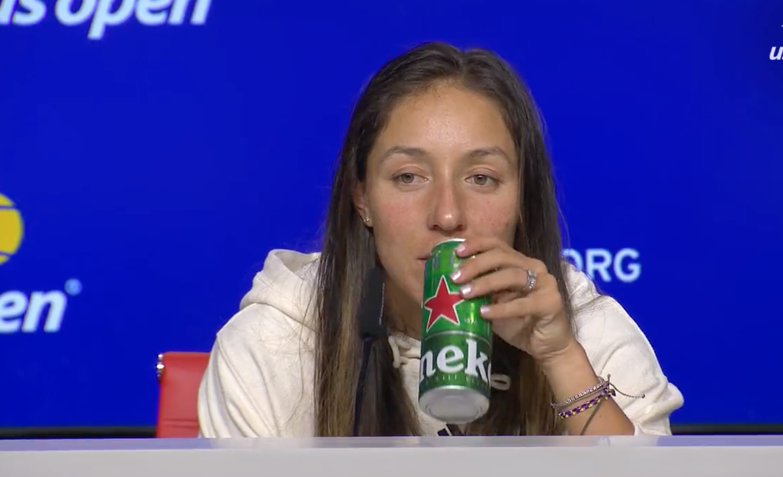 Jessica Pegula sorgte nach ihrer Niederlage bei den US Open für Aufsehen, als sie auf der Pressekonferenz ein Bier trank.