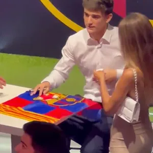Gavi bei einer Autogrammstunde des FC Barcelona