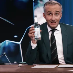 Demonstrativ hielt Jan Böhmermann eine Flasche „Viva con Agua“-Wasser in die Kamera.