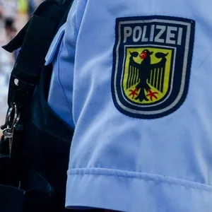 Frau zerreißt Haftgefehle aud Wache der Bundespolizei