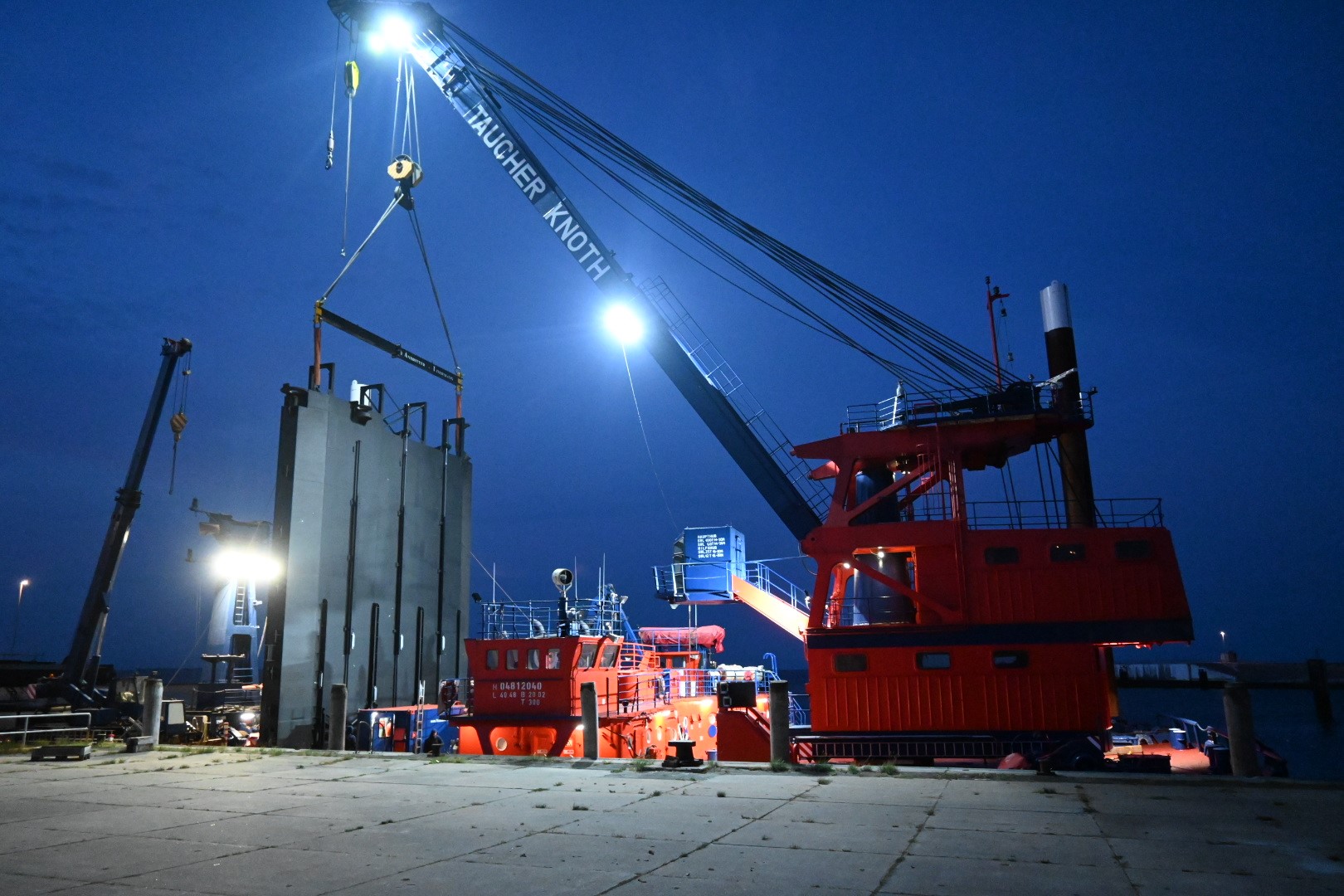 Nach vier Monaten wurden die zwei Torflügel am Sperrwerk in Büsum wieder eingesetzt.