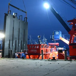 Nach vier Monaten wurden die zwei Torflügel am Sperrwerk in Büsum wieder eingesetzt.
